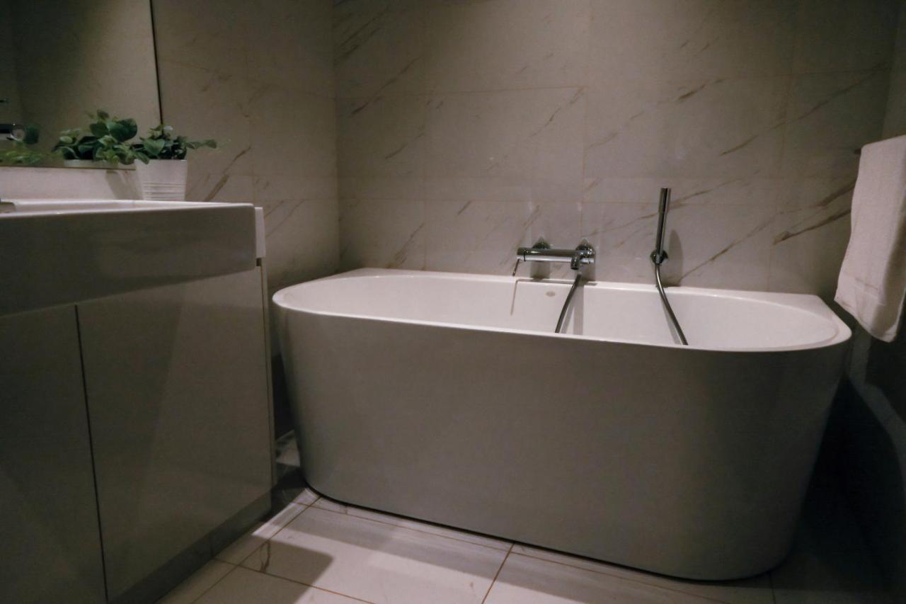 Brand New Water Front Luxury Cinnamon Suites Apartment In Heart Of Colombo City Exteriör bild